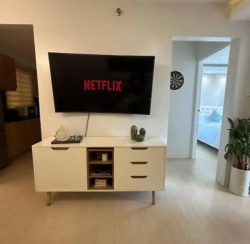 Modern Oasis: Pool + Netflix Appartement Manille