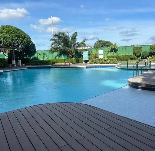 Modern Oasis: Pool + Netflix Appartement *