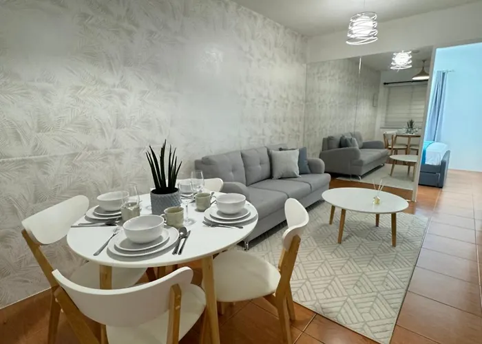 Modern Oasis: Pool + Netflix Appartement Manille